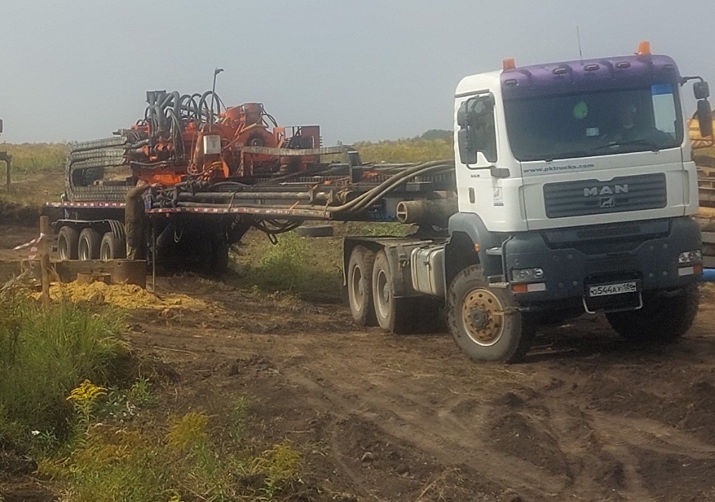 Буровая установка на трале с тягачом MAN